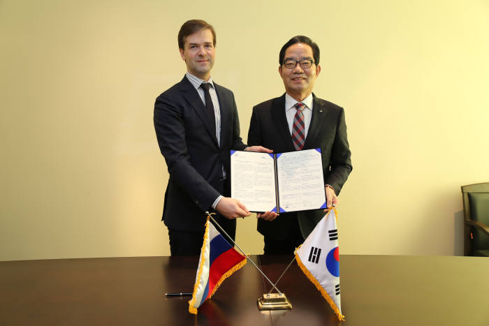 박기동 한국가스안전공사 사장(오른쪽)이 메드니코프 알렉시 로스테스트 사장과 러시아 모스크바 로스테스트 본사에서 협정서를 교환했다.