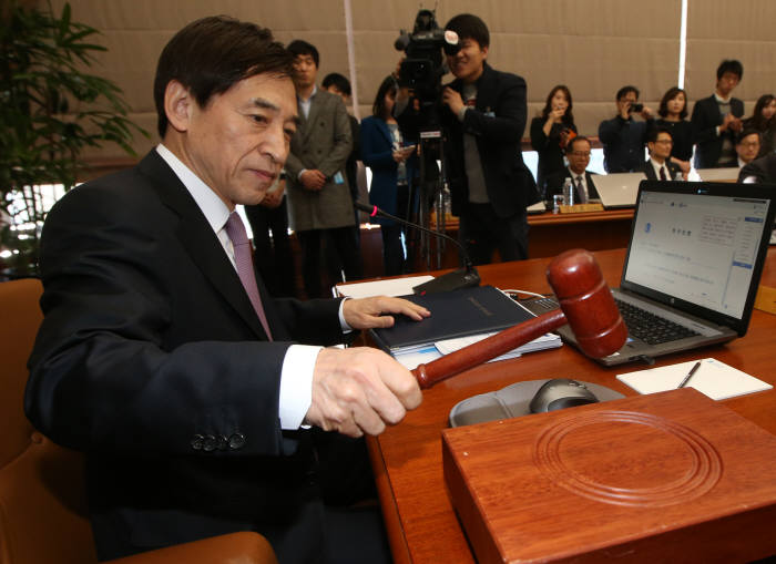 이주열 한국은행 총재가 12일 오전 서울 중구 남대문로 한국은행에서 열린 금융통화위원회 회의에서 의사봉을 두드리고 있다.
 <연합뉴스>