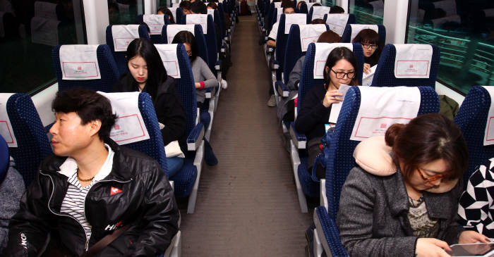 서울역과 인천공항을 오가는 공항철도 직통열차는 다양한 혜택으로 저렴하고 편리하게 이용할 수 있다.