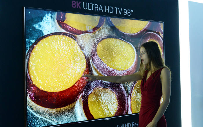 LG전자가 ‘IFA 2014’에서 공개한 8K OLED UHD TV.