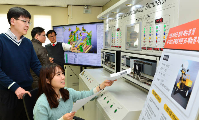 경기도 하남시 3D가상기술산업지원센터 연구원이 PLC와 가상조립 시뮬레이터 등을 이용해 중소기업 생산 최적화 작업을 하고 있다. 윤성혁기자 shyoon@etnews.com