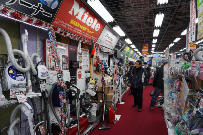 일본 오사카 요도바시카메라 우메다점을 찾은 시민들이 전자제품을 살펴보고 있다. / 오사카(일본)=서형석기자