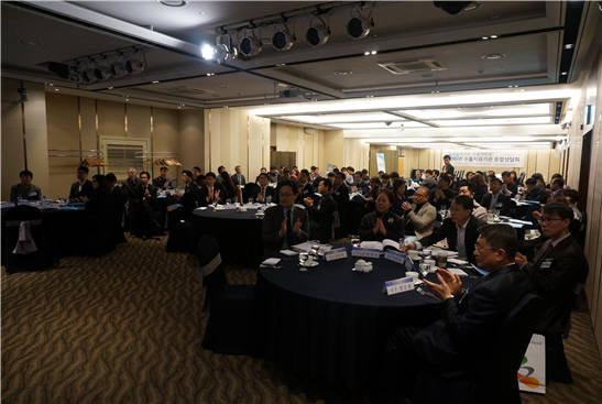 한국산업단지공단 서울지역본부는 23일 서울 베스트웨스턴 구로호텔에서 산업단지 입주기업과 함께 `2015년 서울디지털산업단지 수출경쟁력 강화방안 보고회`를 개최했다.