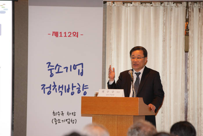 한국생산성본부(KPC·회장 홍순직)는 26일 최수규 중소기업청 차장을 초청, ‘2015년 중소기업 정책방향’을 주제로 제112회 KPC CEO포럼을 개최했다. 최수규 차장은 “기술 창업 활성화로 생계형이 아닌 기회형 창업 비중을 늘리고 창업도약기지원을 강화해 창업기업 생존율을 높이겠다”며 “중소기업 M&A지원 활성화, 벤처기업 상장 요건 개선 등으로 투자자자금 회수기능을 강화해 벤처·창업 생태계가 선순환하는 데 힘을 기울이겠다”고 말했다.