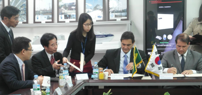 박종복 케이에스비 대표와 조세 마루아 페레우라 이비포라 시장, 마르셀 헨리 마쉐레토 아시스샤또브리앙 시장 (앞줄 왼쪽 두 번째부터)이 공급계약서에 서명했다.