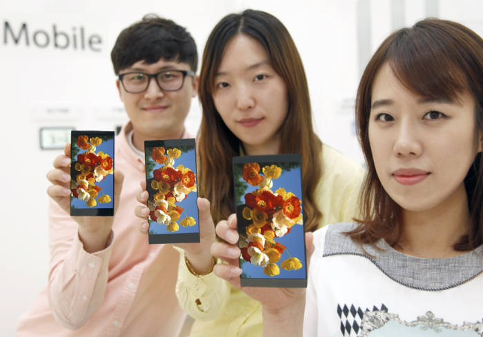 LG G4에 QHD LCD 패널이 채택된다.