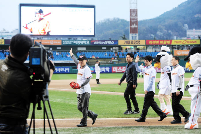 조훈현 이창호, 한화 이글스파크 찾아 시구