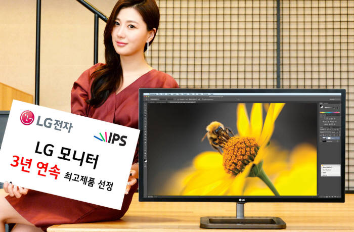 LG 울트라HD 모니터가 유럽 이미지 출판협회(TIPA)가 `2015 TIPA 어워드`에서 최고제품으로 선정됐다. 이로써 LG 모니터는 3년 연속으로 최고제품에 선정됐다. 모델이 `LG 울트라HD 모니터(31MU97Z)`와 함께 포즈를 취하고 있다. <LG전자 제공>