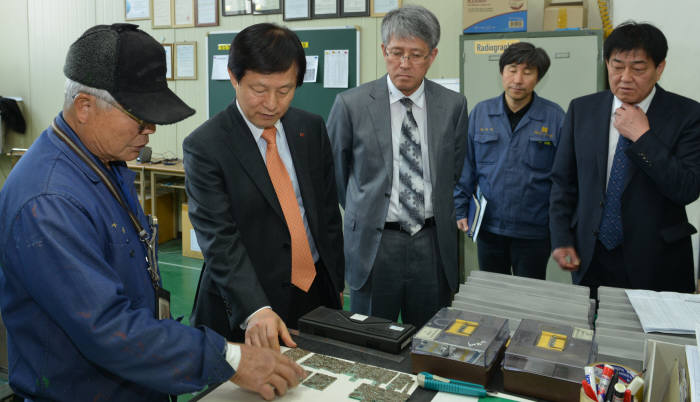 이재희 한전원자력연료 사장(왼쪽에서 두 번째)이 협력사인 한국로스트왁스를 찾아 관계자로부터 설명을 듣고 있다.