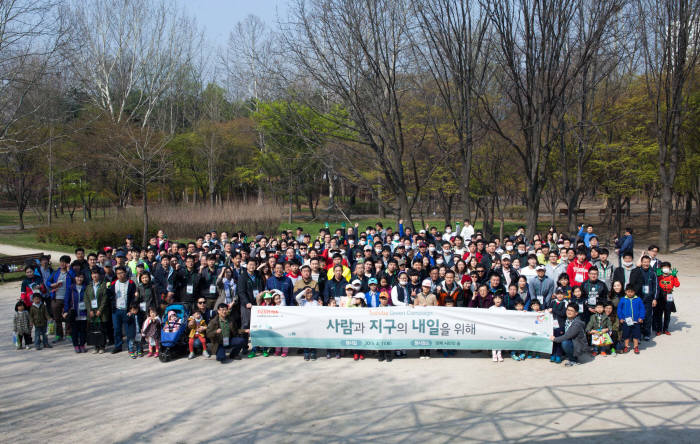 도시바코리아는 서울 양재동 ‘양재 시민의 숲’에서 국내 전 계열사 및 협력회사 임직원과 가족 350여명이 참가한 ‘2015 도시바 사회공헌 그린 캠페인’을 진행했다고 12일 밝혔다. <도시바코리아 제공>