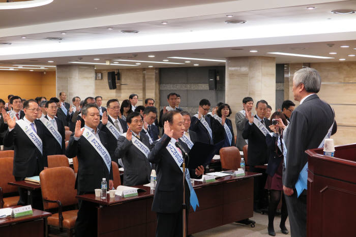 엔지니어링업계 대표들이 클린문화 정착을 결의하고 있다.