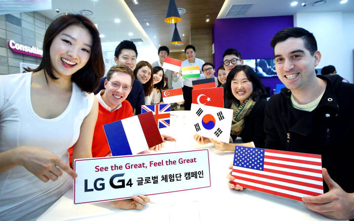 LG전자는 `G4` 출시 전 일반 소비자를 대상으로 업계 최대 규모의 사전 체험단을 운영한다. 전문모델(폼보드를 들고 있는 여성 1명), LG전자 임직원, 일반 소비자 들이 삼성동 코엑스몰 내에 모여 포즈를 취하고 있다.