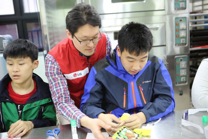 LG전자는 `장애인의 날을 맞아 경기 오산시 장애인 특수 교육 기관 `성심학교`를 방문해 장애 학생 150명을 대상으로 `장애인의 날` 특별 이벤트를 진행했다. <LG전자 제공>