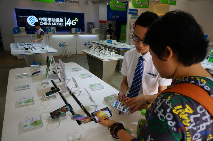 중국 최대 전자상가 화창베이에 갤럭시S6 바람이 불고 있다. 중국 고객이 매장을 찾아 갤럭시S6와 갤럭시S6를 살펴보고 있다.