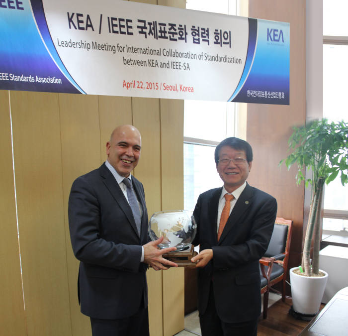 한국전자정보통신산업진흥회(KEA)는 국제전기전자기술자협회(IEEE)와 함께 22일 기관장 회의를 갖고 사물인터넷(IoT), 스마트시티, 빅데이터, 그린 ICT 등 미래기술 및 전략분야에 대한 표준협력을 강화하기로 뜻을 모았다. 사진은 남인석 KEA 부회장(오른쪽)과 콘스탄티노스 카라챌리오스 IEEE 최고표준임원 <KEA 제공>