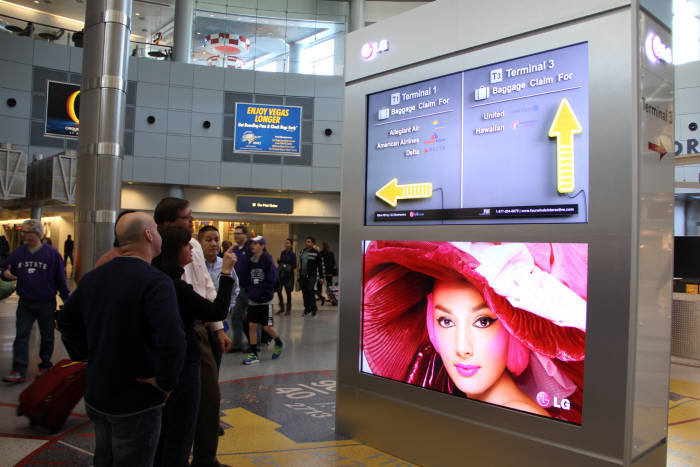 LG전자가 2013년 미국 라스베이거스 맥캐런 국제공항에 설치한 84인치 4K 초고화질(UHD) 디지털 사이니지. <자료 전자신문>