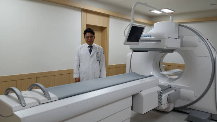 전주예수병원에 설치된 지멘스의 SPECT/CT 장비. 권창영 전주예수병원 원장이 기념 촬영을 하고 있다.