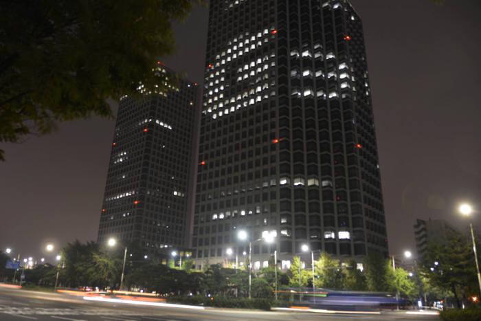 LG전자는 오는 18일부터 3개월간 매일 밤 9시부터 3시간 동안 서울 여의도동 LG트윈타워 서관 건물에 실내조명으로 `LG G3`를 형상화환 점등광고 `G3 타임`을 진행한다. 2014.08.14 / <LG전자 제공>