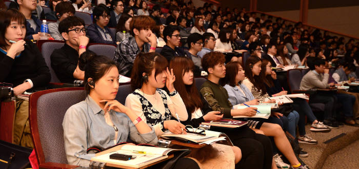 가상현실 제작 사례 발표하는 맥스 라이너 교수