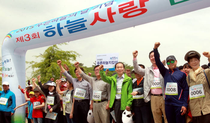 지난 2일 서울대공원에서 열린 ‘제3회 하늘사랑 걷기대회’에서 윤성규 환경부 장관(앞줄 오른쪽 다섯 번째)과 이봉주 마라토너( 〃 〃 두 번째)가 “푸른하늘, 맑은 오늘, 함께 해봐요” 메시지를 외치며 출발 세레머니를 하고 있다.