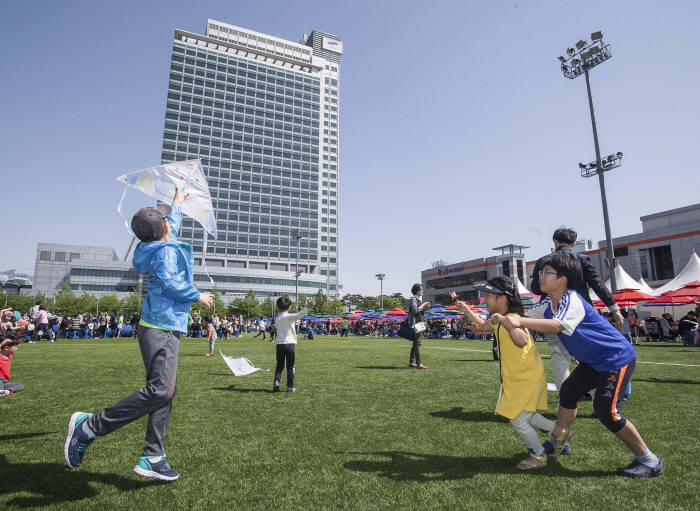 삼성전자 수원사업장은 어린이 날을 맞아 임직원 가족 및 지역주민을 초청해 사랑가득 봄나들이 축제를 개최했다.