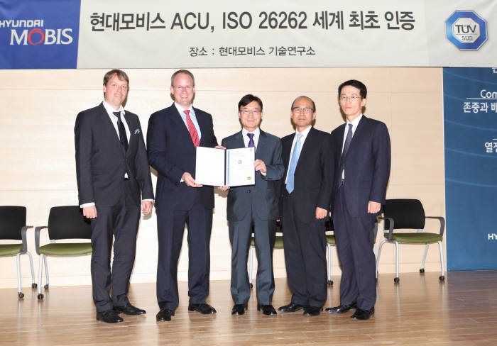 현대모비스는 지난 2013년 세계 자동차 부품 업계 최초로 에어백 제어장치(ACU)에 대해 ISO26262 인증을 획득했다.