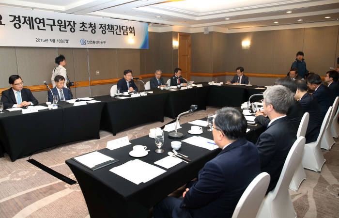 산업통상자원부는 18일 서울 JW메리어트호텔에서 국내 주요 경제연구기관장이 참석한 가운데 정책간담회를 개최했다.