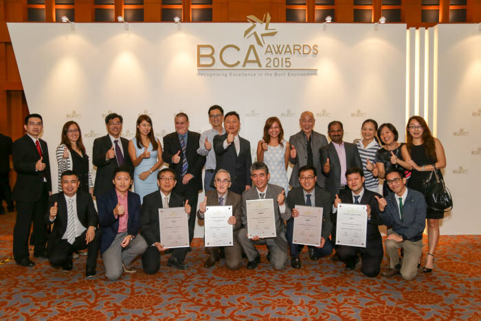 싱가포르 센토사 리조트 컨벤션센터에서 열린 `BCA AWARDS 2015` 시상식에서 현대건설 아시아 스퀘어타워2, NV 레지던스, 스페셜리스트 쇼핑센터 현장 직원들이 수상 후 포즈를 취하고 있다. 사진=현대건설