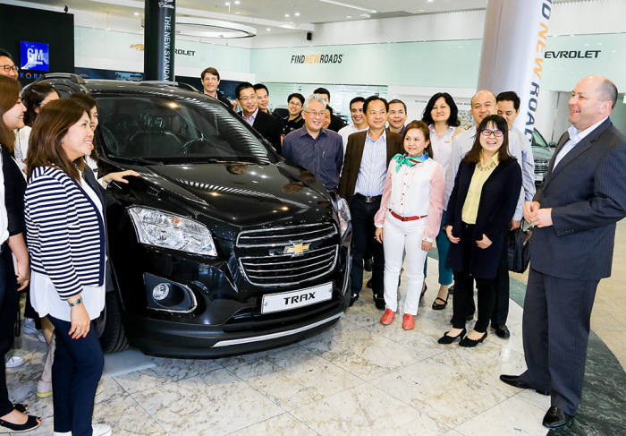 팀 짐머만 GM SEA 사장(오른쪽)이 지난 26일 한국지엠 부평공장 홍보관을 방문한 아세안 지역 딜러들에게 트랙스를 소개하고 있다.