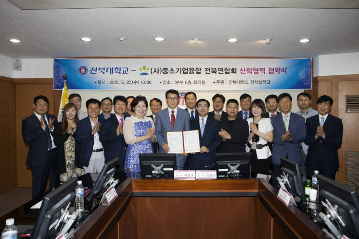 전북대와 중소기업융합 전북연합회는 27일 전북대 본부 8층 회의실에서 이남호 총장과 김정곤 회장 등 양 기관 주요 관계자들이 참석한 가운데 협약식을 개최했다.