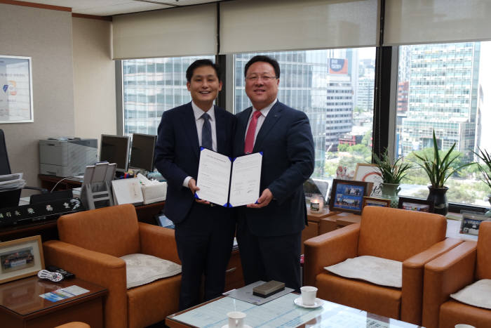 김태봉 KTB솔루션 대표(왼쪽)와 시석중 IBK기업은행 부행장이 양해각서를 교환했다.