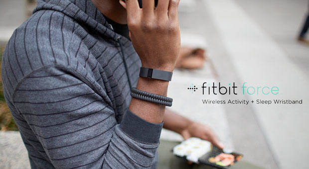 웨어러블 헬스케어 업체 조본(Jawbone)이 업계 강자이자 라이벌인 핏빗(Fitbit)을 핵심 기밀 정보 유출 혐의로 소송을 걸었다고 28일 뉴욕타임스(NYT) 및 외신이 보도했다. 웨어러블 업계 최초의 뉴욕증시 상장(IPO)이었던 핏빗에 빨간불이 켜졌다. 사진은 핏빗의 제품 사진. <자료=전자신문DB>