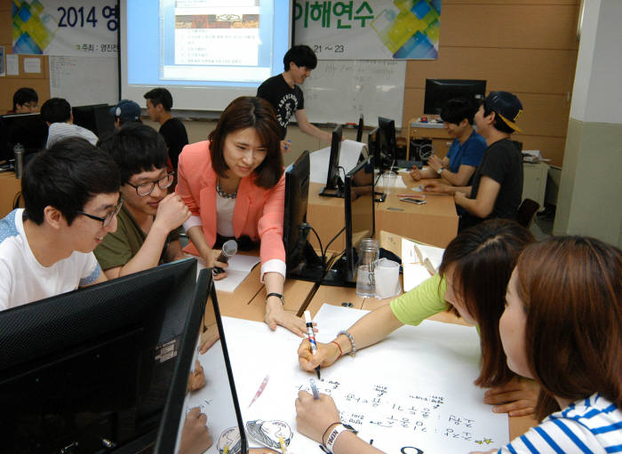 영진전문대학이 ‘산학맞춤 기술인력 양성사업’ 일환으로 신재에너지과정 교육생 대상 PLC실습을 실시하고 있다.