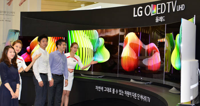 국내 최대 ICT 전시회 `월드IT쇼(WIS) 2015`가 27일 서울 삼성동 코엑스에서 개최됐다. LG전자에서 관람객이 LG 울트라올레드TV를 보고 있다. 2015.05.27 / 김동욱기자 gphoto@etnews.com