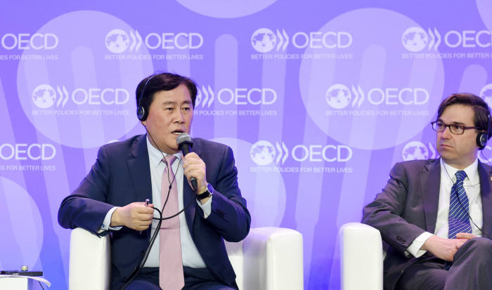 최경환 경제부총리 겸 기획재정부 장관이 프랑스 파리에서 열린 경제협력개발기구(OECD) 각료이사회에 참석해 발언하고 있다.