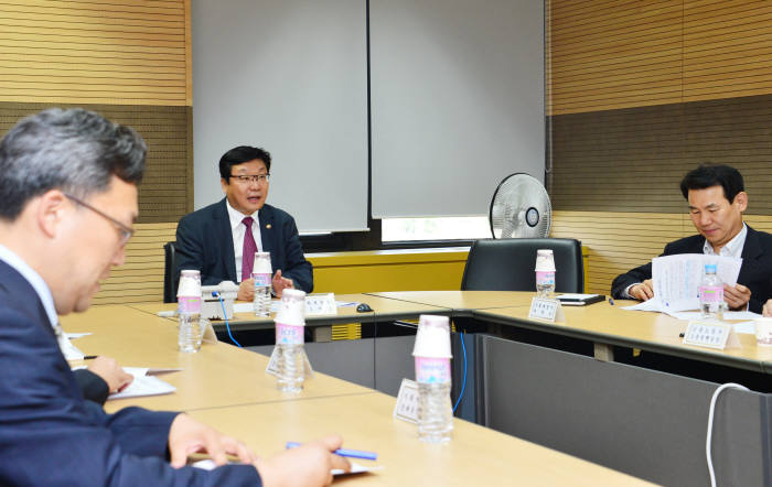 4일 정부서울청사에서 주형환 기재부 차관(가운데) 주재로 관계부처 합동 메르스 경제적 영향 점검회의가 열렸다.