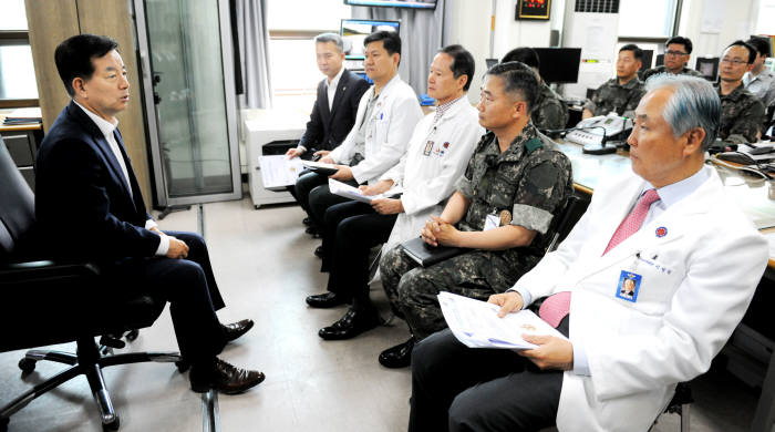 한민구 국방부 장관이 국군의무사령부를 방문 관계자로부터 보고를 받았다.