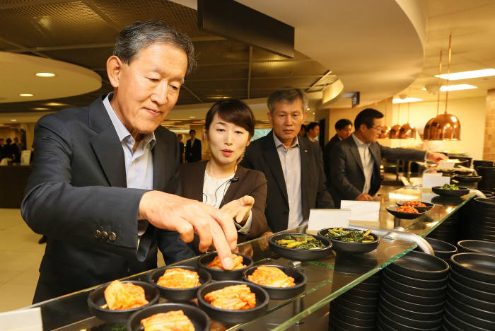 허창수 전경련 회장, “국산 농축산물 좋아요” 구내식당서 식사