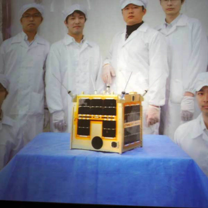 나카무라 사장(왼쪽 두번째)과 직원들이 `초저가` 액셀스페이스 위성을 선보이고 있다.