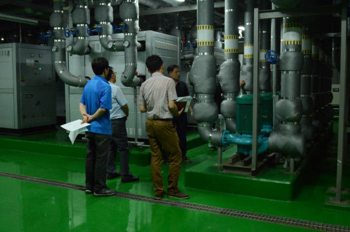 에너지관리공단 에너지진단팀이 포은아트홀 설비를 둘러보면서 낭비되는 에너지가 없는지 꼼꼼히 살피고 있다.