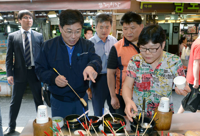 윤상직 산업통상자원부 장관 재래시장 방문