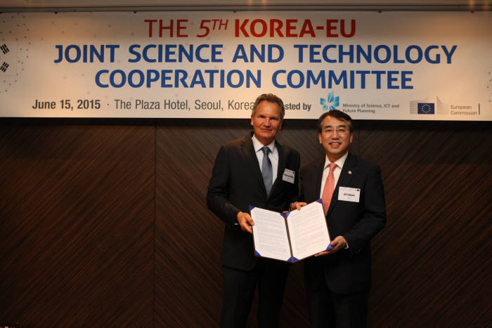 이석준 미래부 1차관과 로버트 얀 스미츠 EU 연구혁신총국장이 15일 서울 플라자호텔에서 열린 `제5차 한-EU 과학기술공동위원회`에서 양측이 합의한 공동선언문을 들고 기념촬영 하고 있다.