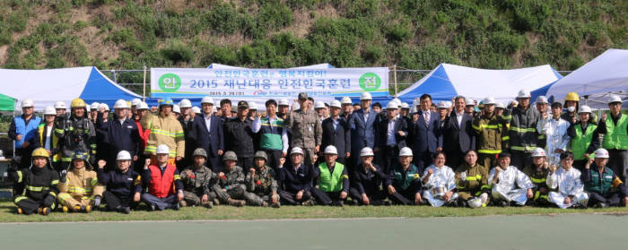 서부발전과 소방서, 군부대 등 유관기관 관계자들이 평택발전본부에서 실행한 합동 복합재난훈련을 마친후 기념촬영했다.