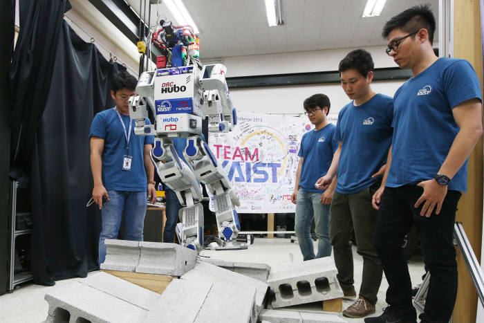 오준호 KAIST 교수가 16일 휴보랩을 공개했다. 휴보가 벽돌을 깔아놓은 울퉁불퉁한 길을 넘어지지 않고 안정적으로 걸어가고있다.