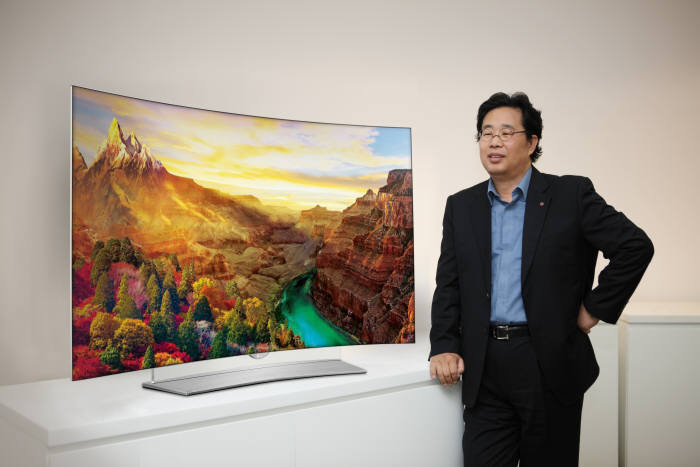 차강희 LG전자 HE디자인연구소장(상무)이 LG 울트라HD TV `65EG9600` 옆에서 LG전자 HE 디자인 철학에 대해 소개하고 있다. <LG전자 제공>