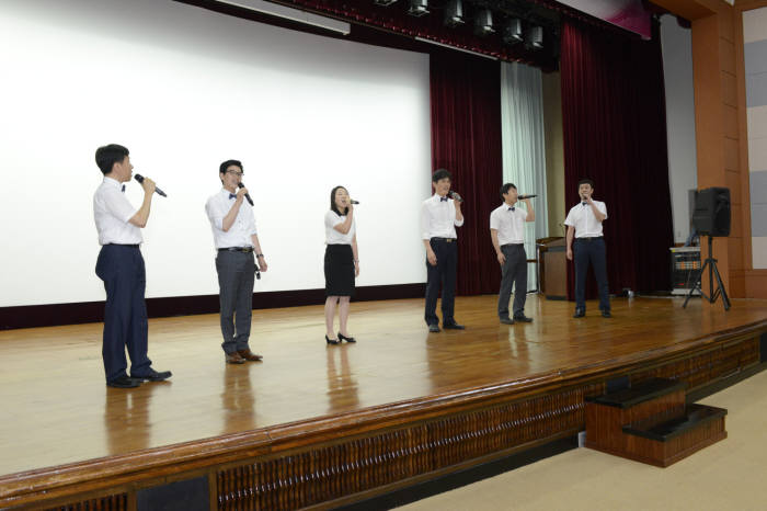 한국수력원자력이 19일 2015년도 상반기 고졸신입사원 150명 입사를 축하하는 입사식을 열었다. 신입사원과 17주 교육기간을 함께 한 한수원 선배 직원들이 후배들의 입사를 축하하며 아카펠라 공연을 펼쳤다.