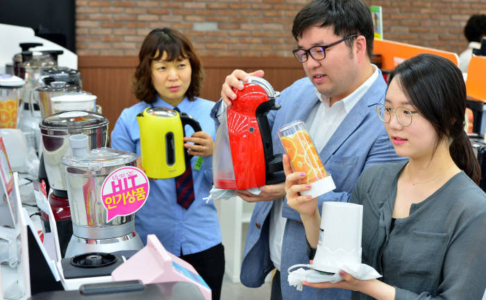 전자랜드 용산 본점에서 방문고객이 중소형 가전을 살펴보고 있다.