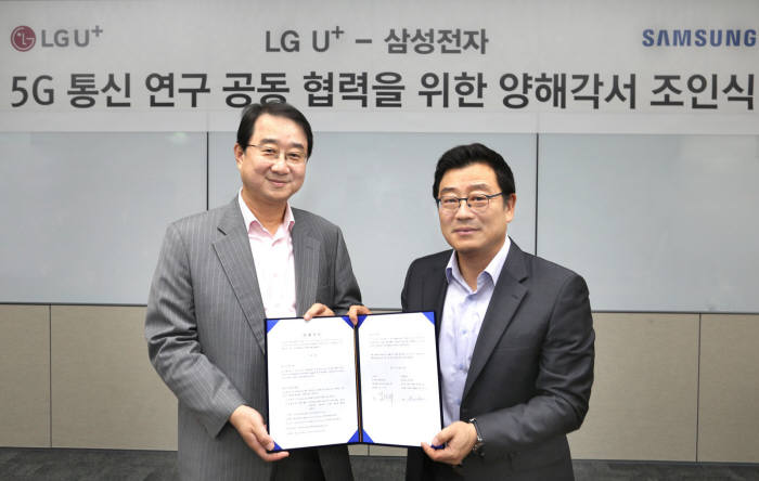 박동수 삼성전자 부사장(왼쪽)과 김선태 LG유플러스 부사장이 25일 5G 표준화와 기술 개발 협력을 위한 양해각서를 교환했다.