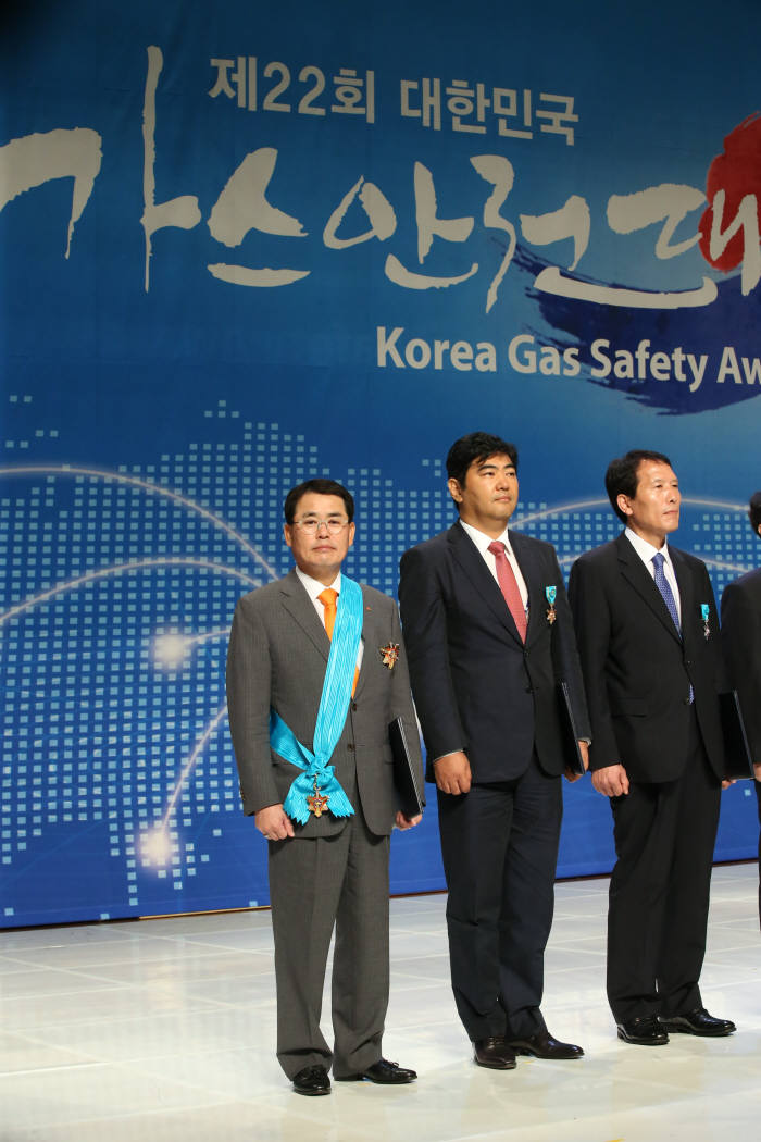 구자용 E1 회장(맨왼쪽)이 제22회 대한민국 가스안전대상에서 금탑산업훈장을 수상했다.