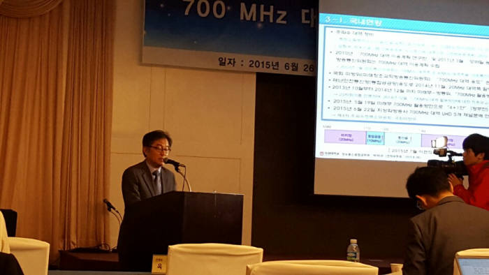 박덕규 목원대 교수가 26일 서울 더케이 서울호텔에서 열린 `700MHz 대역 주파수 분배안 무엇인 문제인가?` 토론회에서 주제발표를 하고 있다.